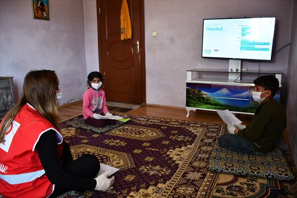 Türk Kızılay gönüllüsü öğretmen köy köy dolaşarak uzaktan eğitimi anlatıyor