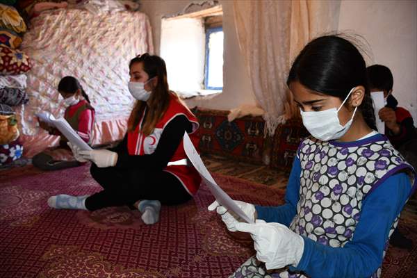 Türk Kızılay gönüllüsü öğretmen köy köy dolaşarak uzaktan eğitimi anlatıyor