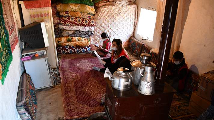Türk Kızılay gönüllüsü öğretmen köy köy dolaşarak uzaktan eğitimi anlatıyor