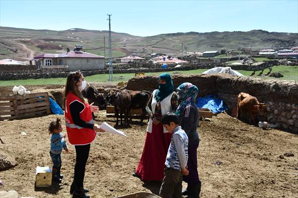 Türk Kızılay gönüllüsü öğretmen köy köy dolaşarak uzaktan eğitimi anlatıyor