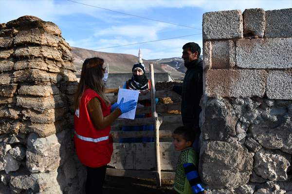 Türk Kızılay gönüllüsü öğretmen köy köy dolaşarak uzaktan eğitimi anlatıyor
