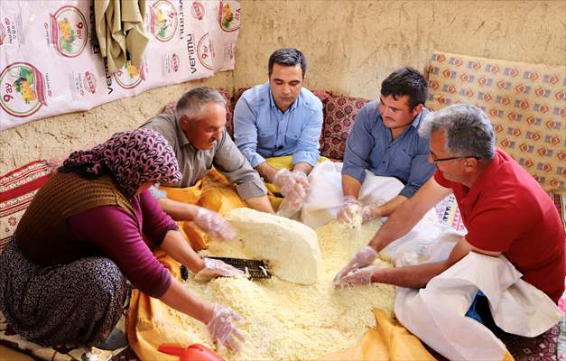 "Söğle peyniri" kuyularda lezzetleniyor