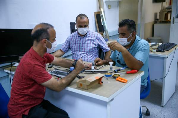 Öğretmenler kendini dezenfekte eden "akıllı" kapı kolu tasarladı