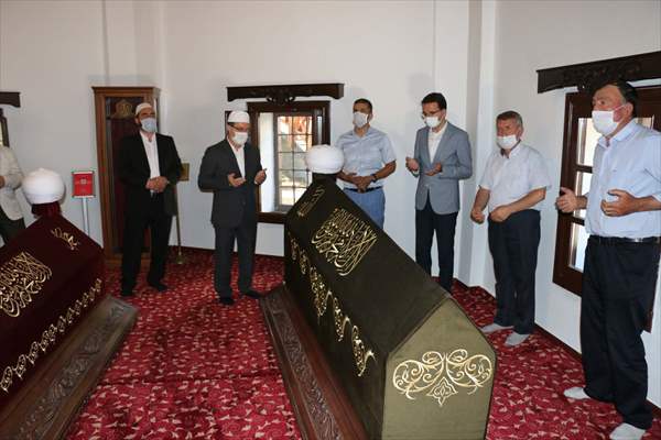 İstanbul'un manevi fatihi Akşemseddin Hazretleri'nin türbesi ziyarete açıldı