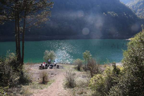 Sülüklü Göl Tabiat Parkı'nda sonbaharın güzellikleri yaşanıyor