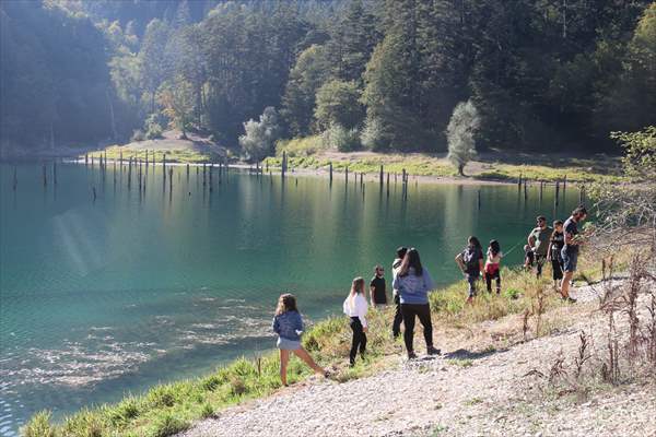 Sülüklü Göl Tabiat Parkı'nda sonbaharın güzellikleri yaşanıyor
