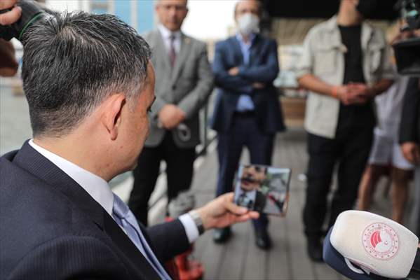 Koyunları kurt saldırısında telef olan aileyi Bakan Pakdemirli sevindirdi