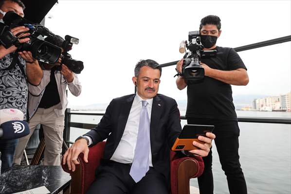 Koyunları kurt saldırısında telef olan aileyi Bakan Pakdemirli sevindirdi