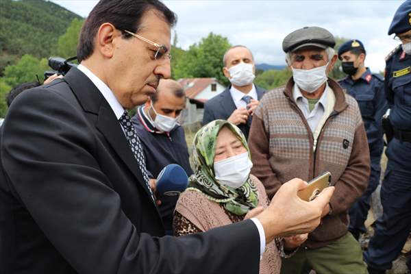 Koyunları kurt saldırısında telef olan aileyi, Bakan Pakdemirli sevindirdi