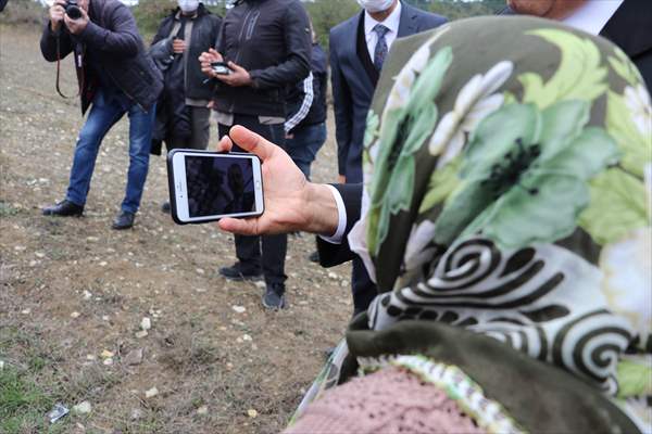 Koyunları kurt saldırısında telef olan aileyi, Bakan Pakdemirli sevindirdi