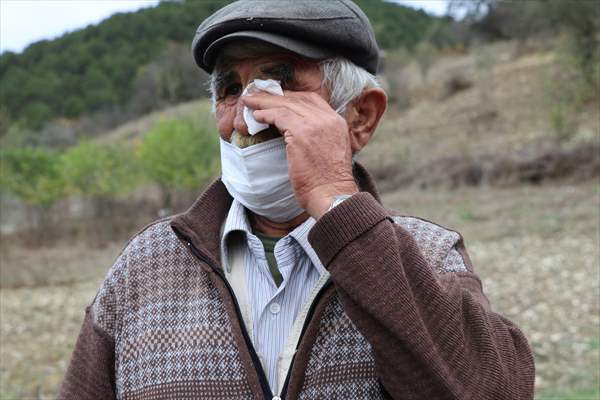 Koyunları kurt saldırısında telef olan aileyi, Bakan Pakdemirli sevindirdi
