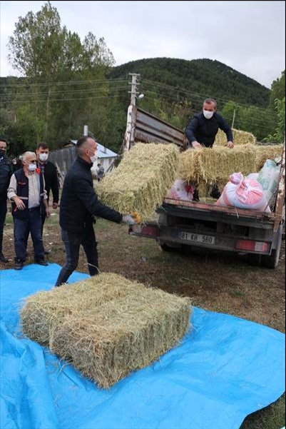 Koyunları kurt saldırısında telef olan aileyi, Bakan Pakdemirli sevindirdi