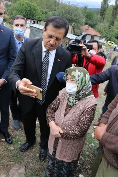 Koyunları kurt saldırısında telef olan aileyi, Bakan Pakdemirli sevindirdi