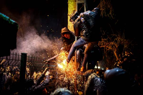 Greek police intervene in refugees at the border