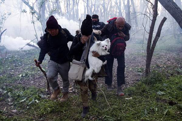 Tear gas intervention to refugees from Greece