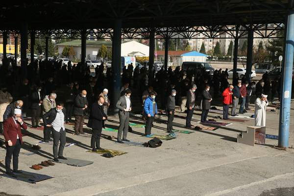 Kocaeli'de cuma namazı sonrasında yağmur duası yapıldı