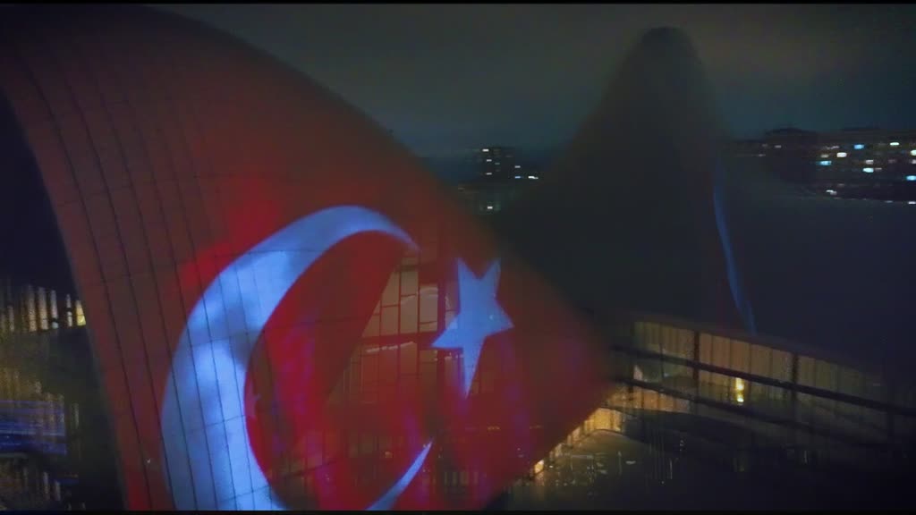 Haydar Aliyev Merkezinin dış cephesine Türk bayrağı yansıtıldı - BAKÜ