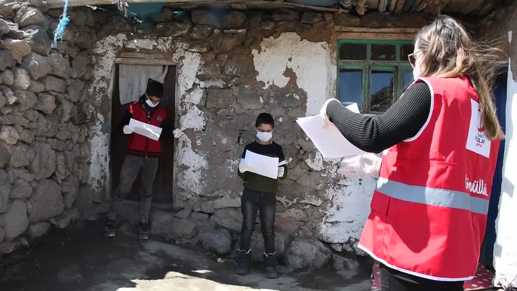 Türk Kızılay gönüllüsü öğretmen köy köy dolaşarak uzaktan eğitimi anlatıyor - AĞRI